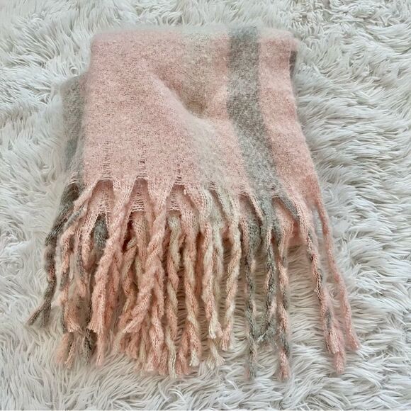 steve madden blanket scarf wrap light pink grey fringe super soft NWOT - Picture 4 of 6